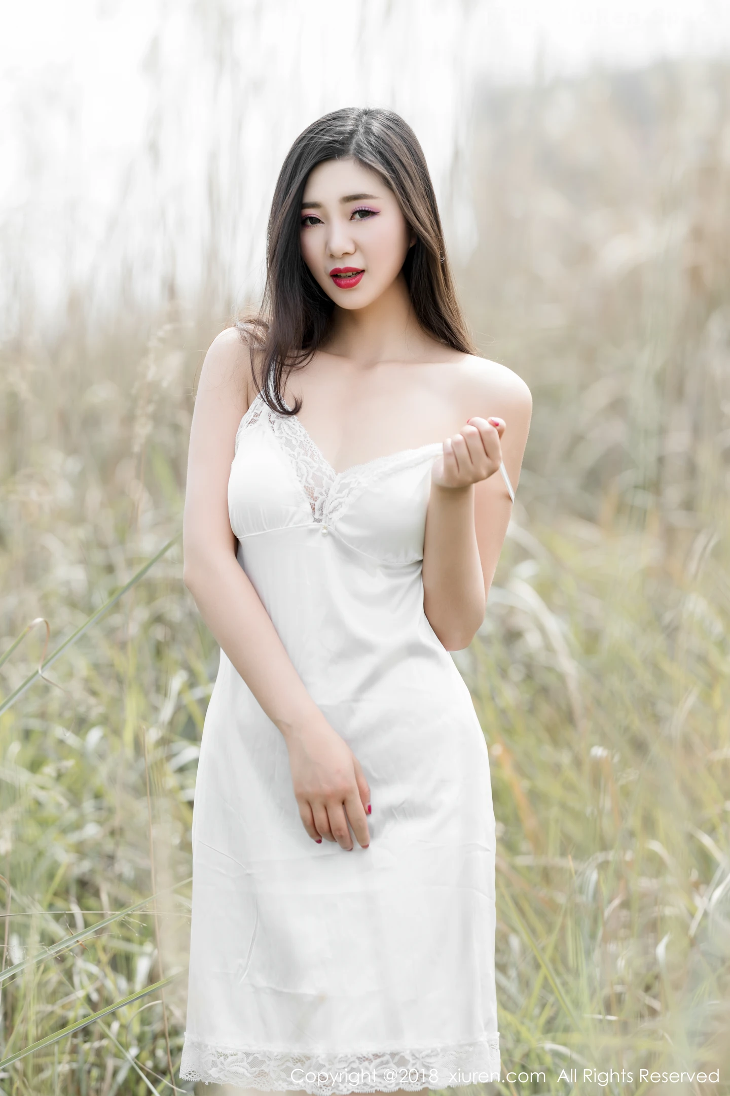 图片[2]-[XiuRen秀人网]VOL.1076 女神宋KiKi户外脱白色长裙秀蕾丝印花内衣爆乳诱惑写真32P-秀人网官方网站